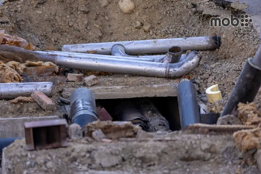 CPVC hot-water and UPVC cold-water pipes compared for home plumbing